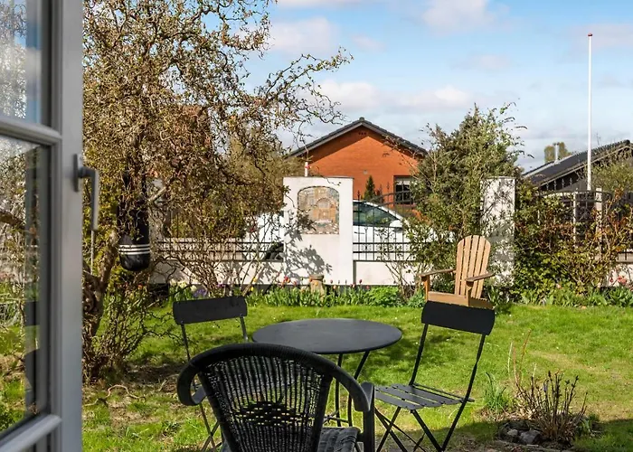 2 Bedroom Cozy In S Holiday home *